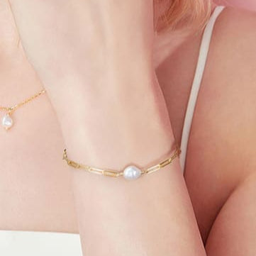 Modern Gold Chain Bracelet with Freshwater Pearl - 14K Gold Plated